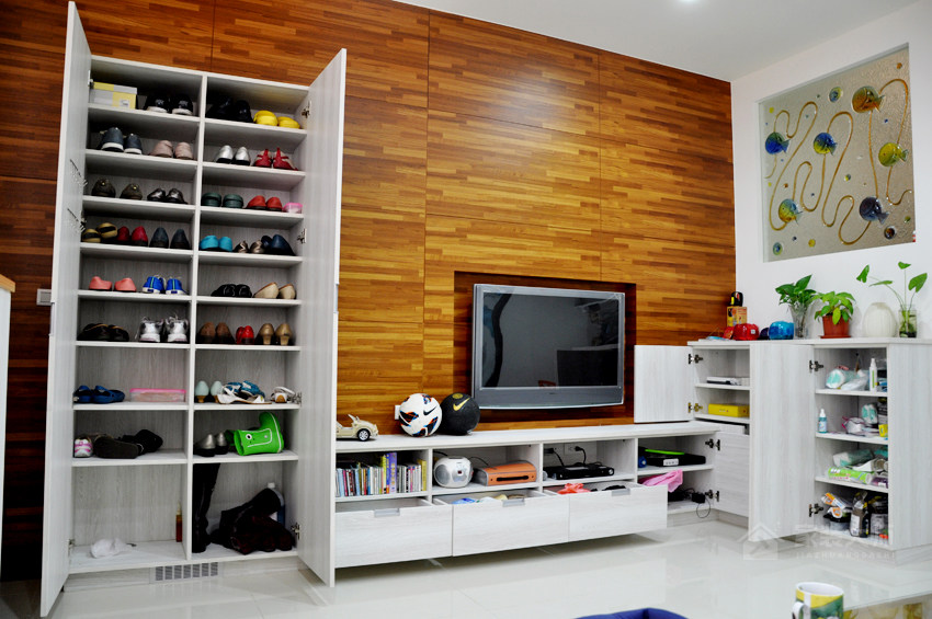 客厅白色立式实木鞋柜效果图