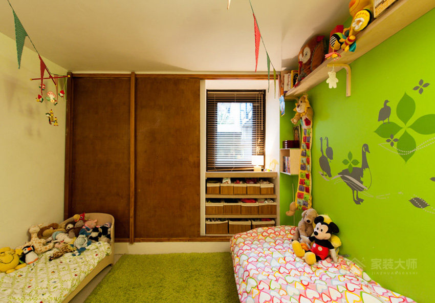 兒童房創意綠色背景墻繪畫圖
