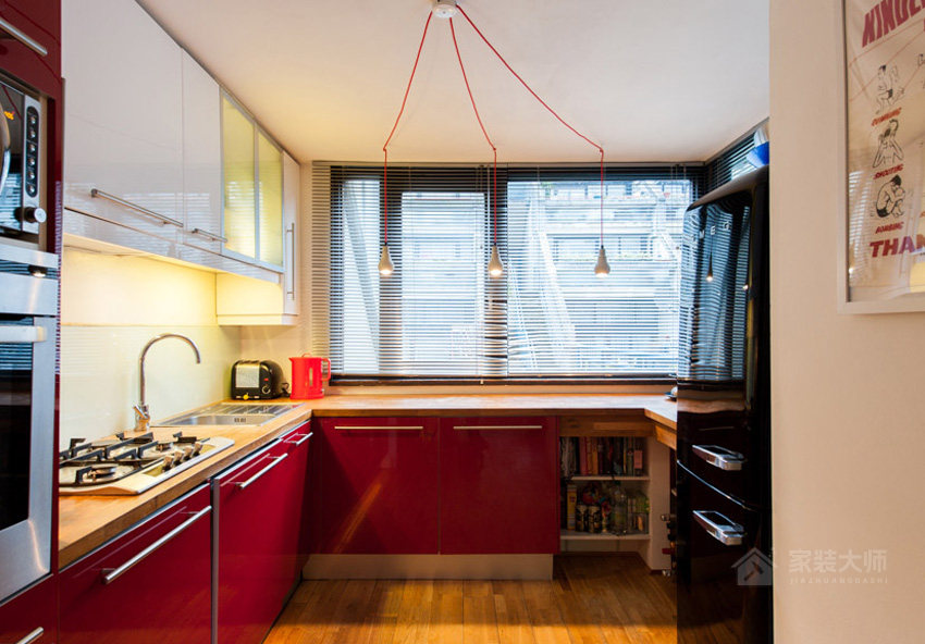 简约装修厨房红白色橱柜图片
