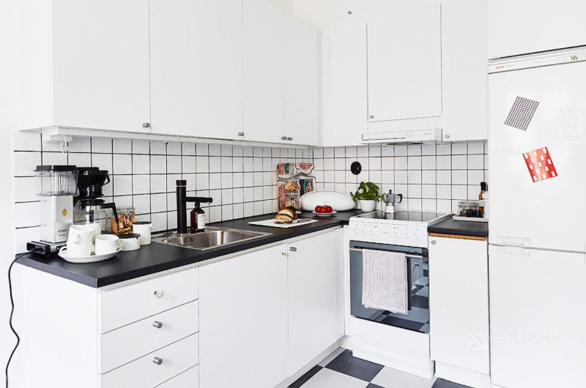 北欧风白色简洁厨房橱柜图片