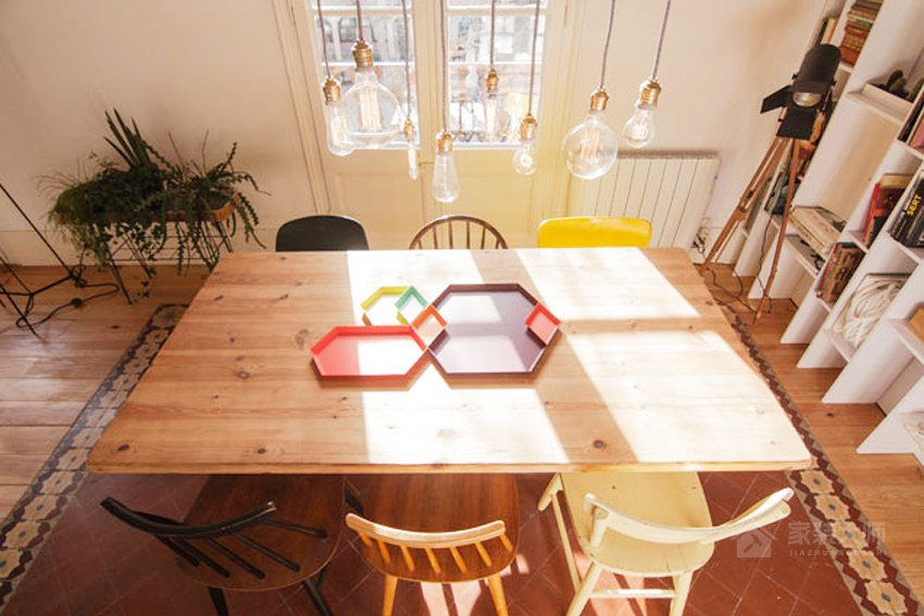 餐厅原木色方形餐桌效果图