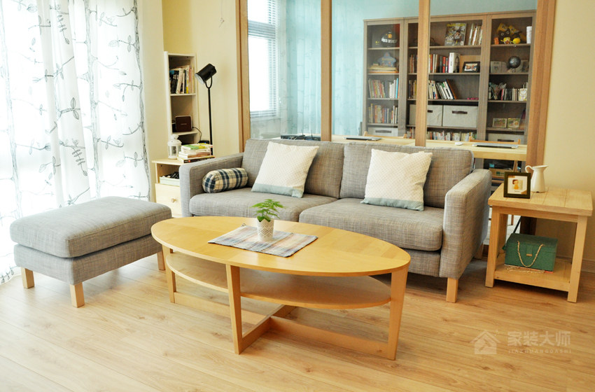 现代简约客厅原木色圆形茶几图片