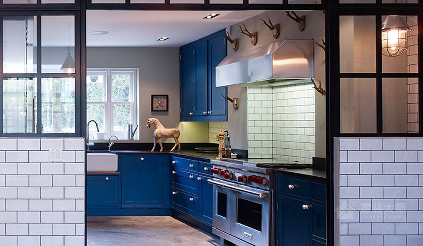 复古风厨房蓝色橱柜门板图片