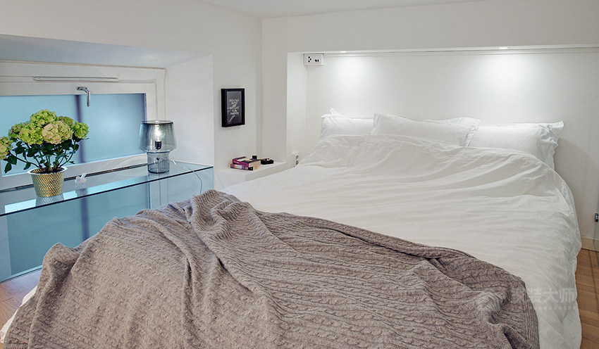 現代臥室簡約雙人床圖片