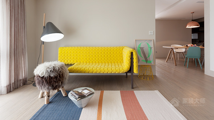 北欧风客厅黄色简约沙发图片