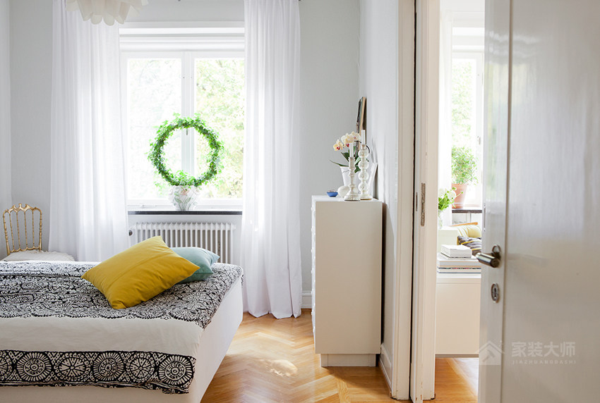 現代簡約臥室布藝白色窗簾圖片
