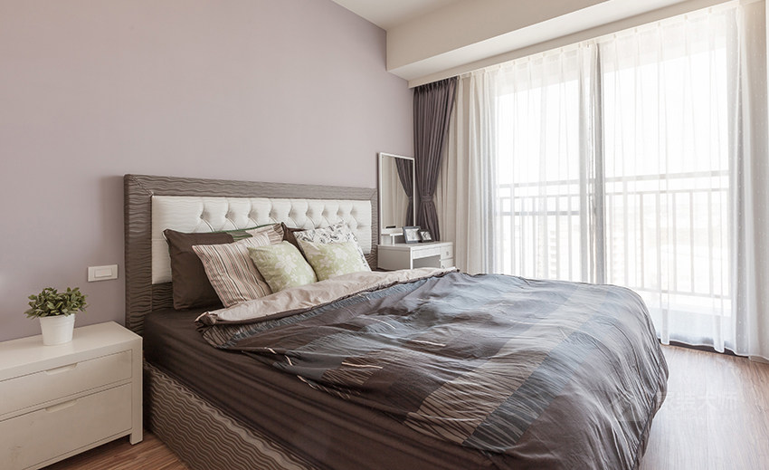 北歐風(fēng)格清新住宅臥室歐式雙人床圖片