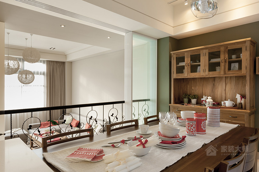 现代北欧风餐厅家庭餐桌椅展示图