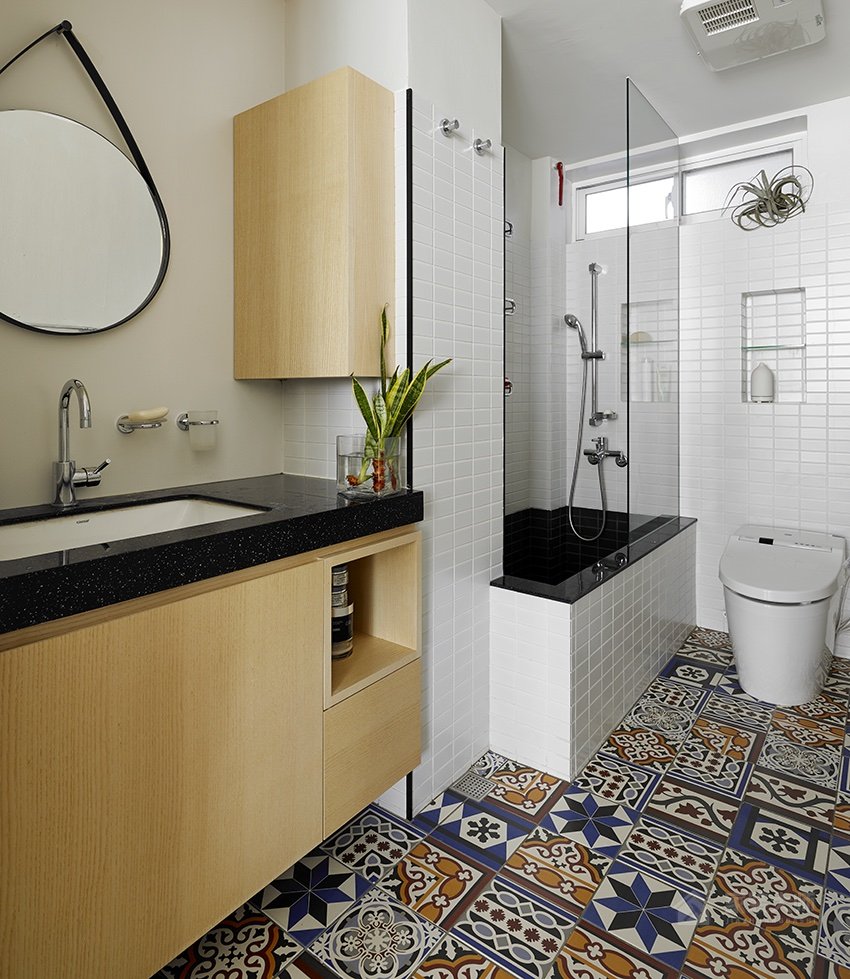 复古风老公寓卫生间原木色实木浴室图片