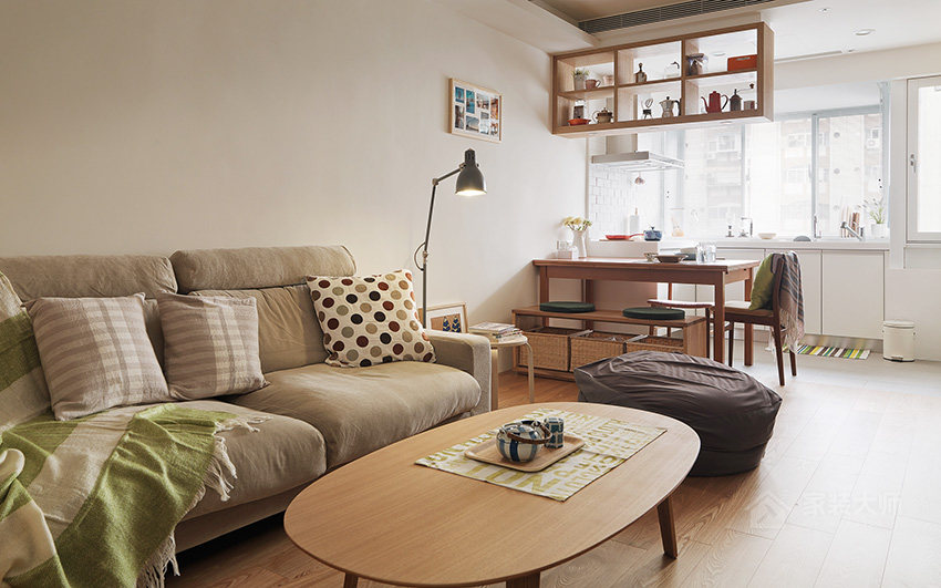 现代日式客厅圆形原木色茶几图片
