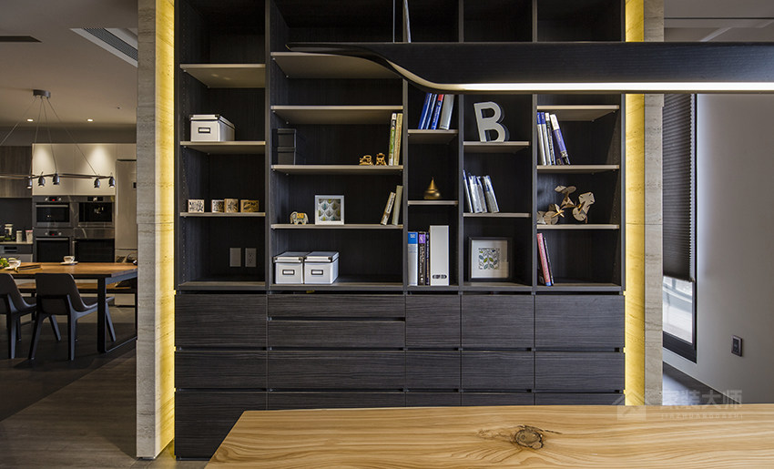 客廳現代簡約黑色實木書柜展示圖