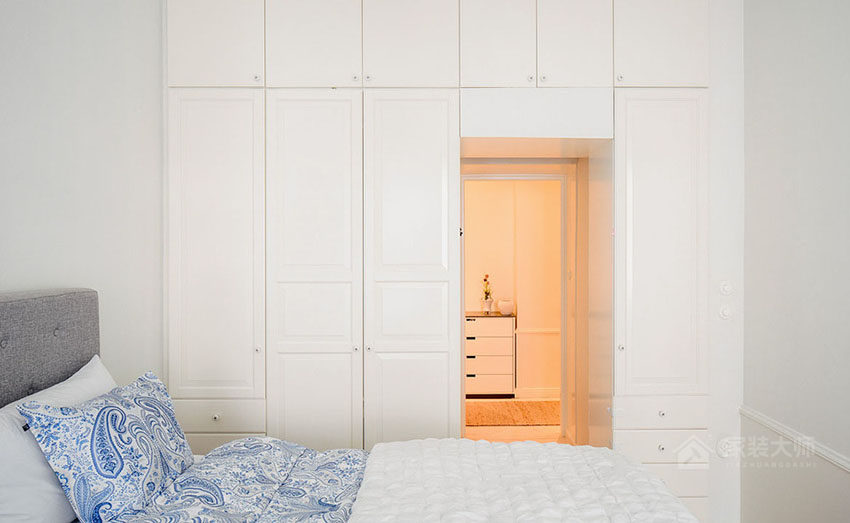 现代简约卧室白色平开门衣柜展示图