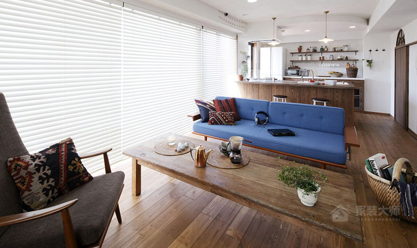 现代田园客厅蓝色布艺沙发效果图