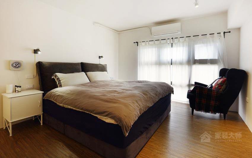 工业风新婚公寓卧室双人床图片