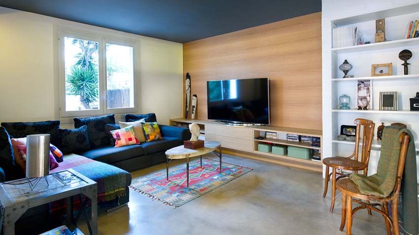 开放式现代简约住宅客厅原木色电视墙图片