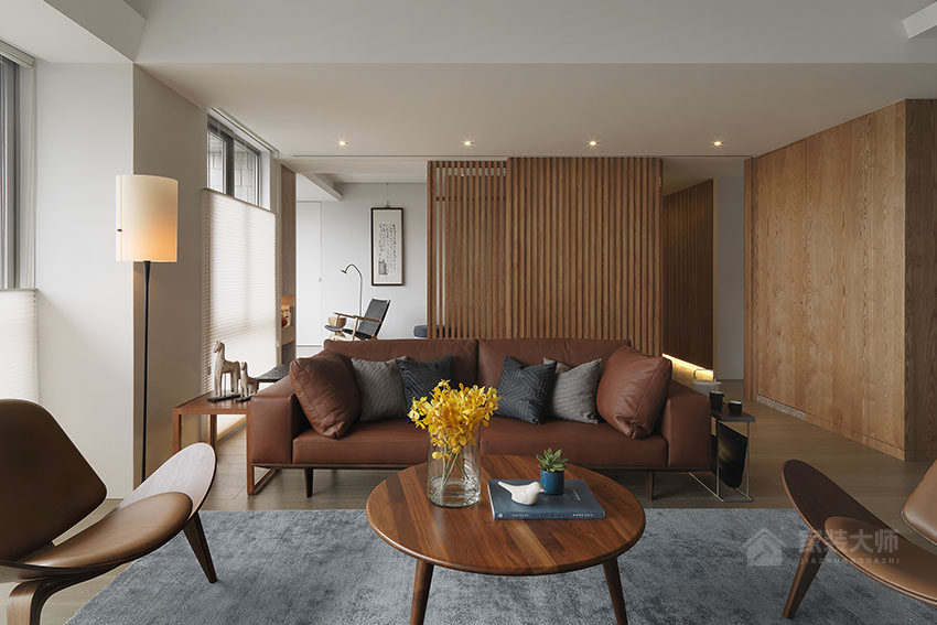 日式公寓客廳棕色皮質沙發展示圖