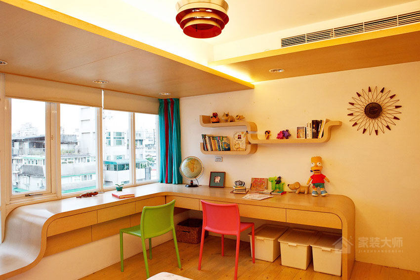 現代溫馨Loft公寓兒童房原木色實木書桌效果圖