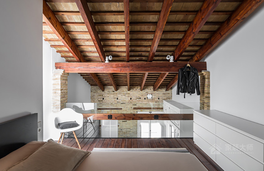 西班牙以天然建材砌成的现代风阁楼公寓装修效果图