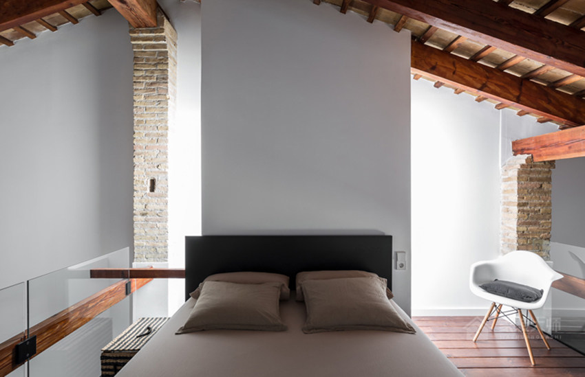 西班牙以天然建材砌成的現代風(fēng)閣樓公寓裝修效果圖