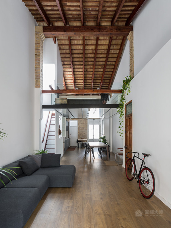西班牙以天然建材砌成的現代風(fēng)閣樓公寓裝修效果圖