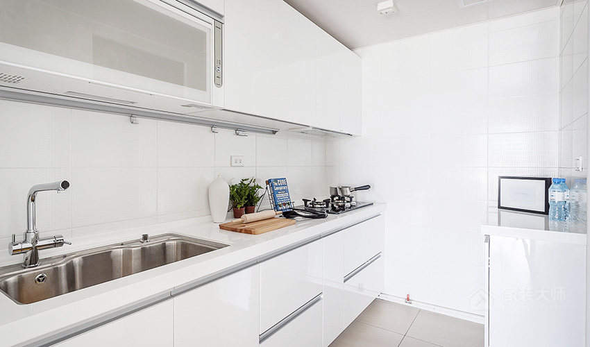 現代北歐親子宅廚房白色櫥柜門(mén)板圖片