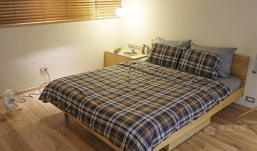时尚日式卧室原木色实木床图片