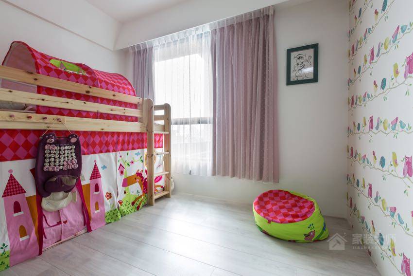 簡(jiǎn)約臥室兒童高低床展示圖