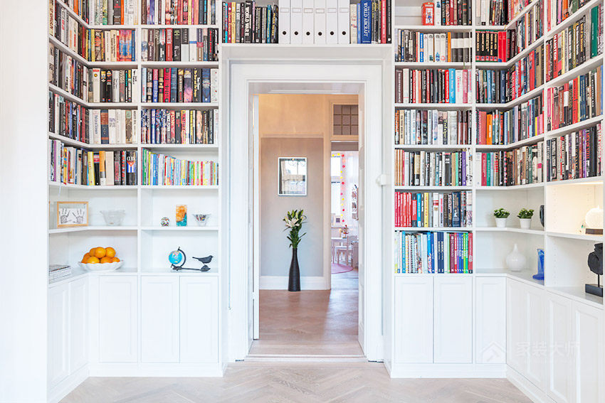 简约北欧风格书房白色实木书柜展示图