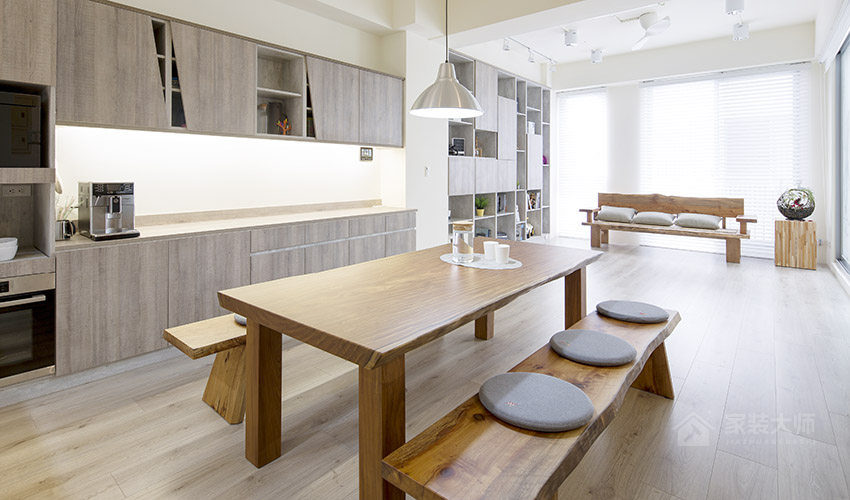 现代简约餐厅原木色实木长餐桌图片
