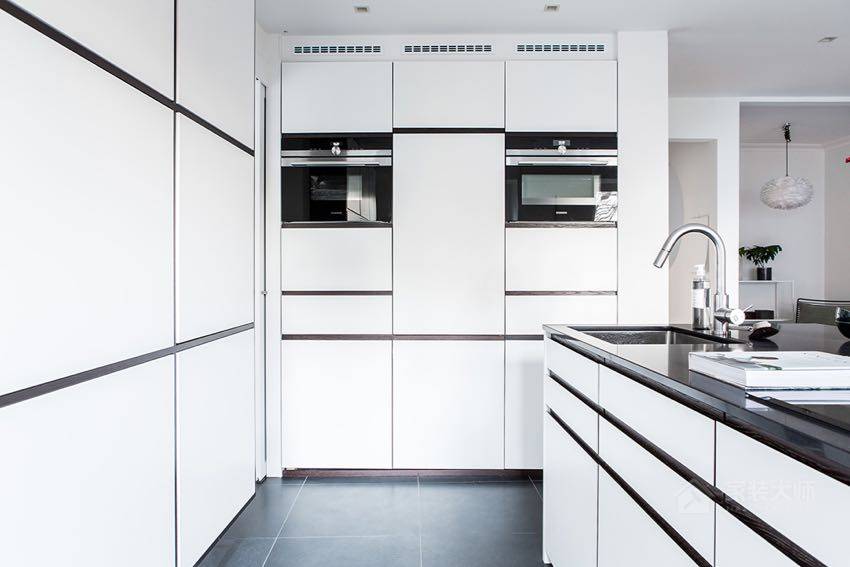 现代厨房白色橱柜门板效果图