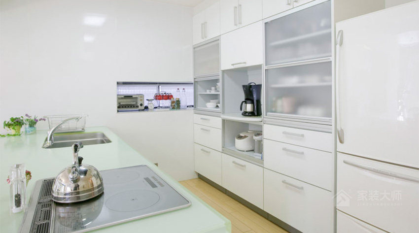 现代时尚厨房白色橱柜门板效果图