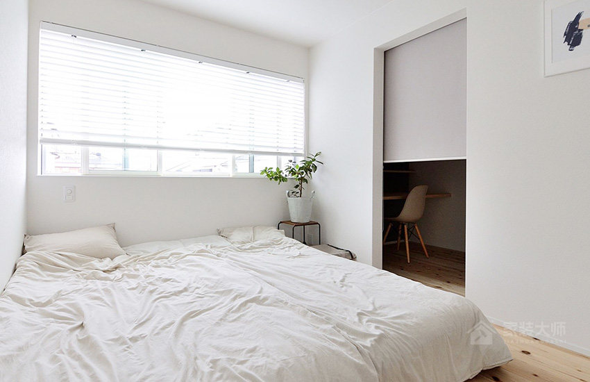 日式風臥室白色雙人床圖片