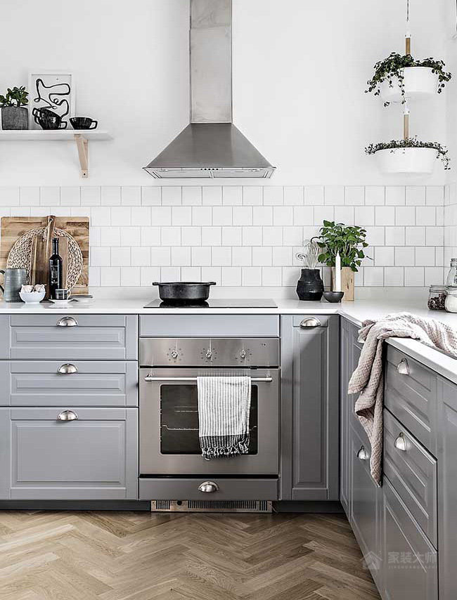 现代厨房灰色橱柜门板图片