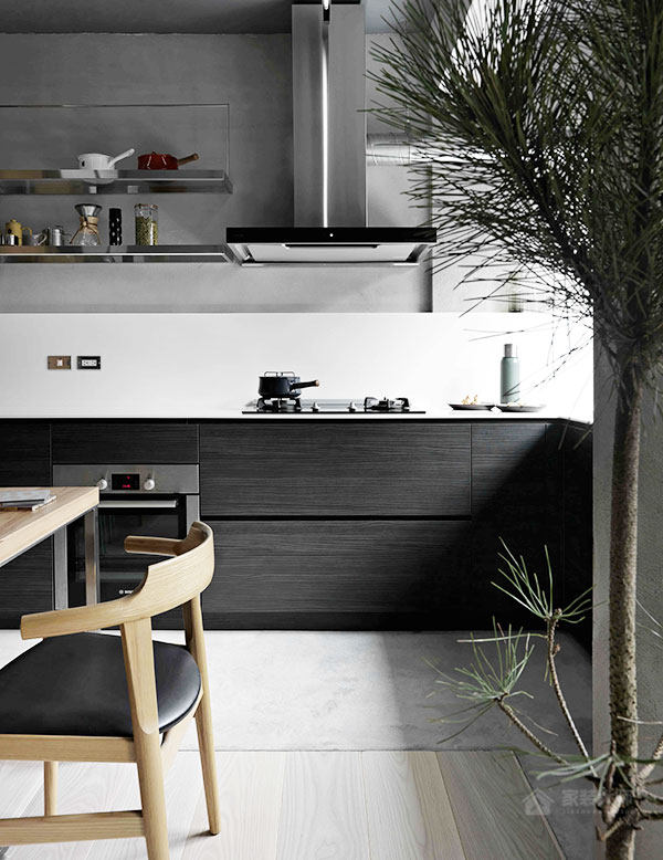 现代厨房黑色系橱柜图片