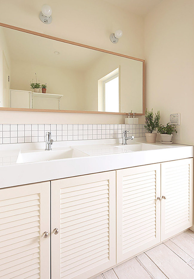 日式卫生间白色实木浴室柜效果图