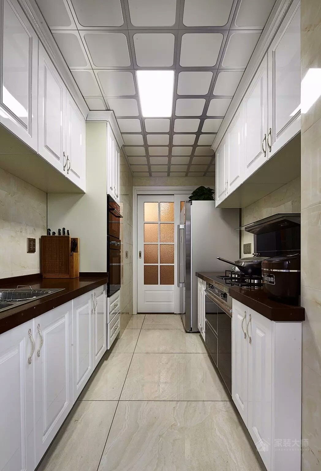 欧式风格厨房白色橱柜效果图
