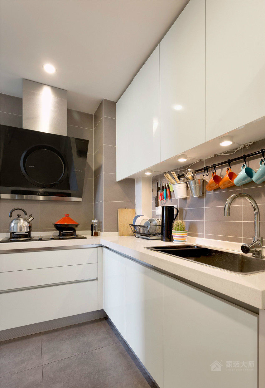L型小厨房白色石英石橱柜台面效果图