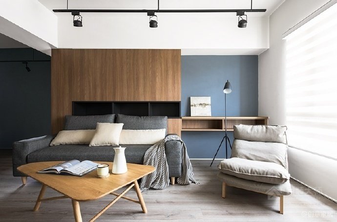 北欧风格客厅的灰色沙发效果图