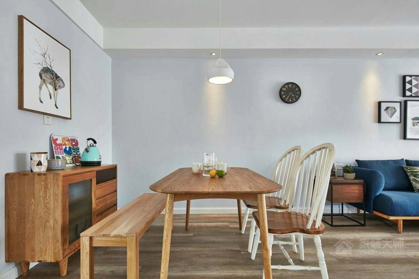 北欧风格餐厅原木色餐桌展示图