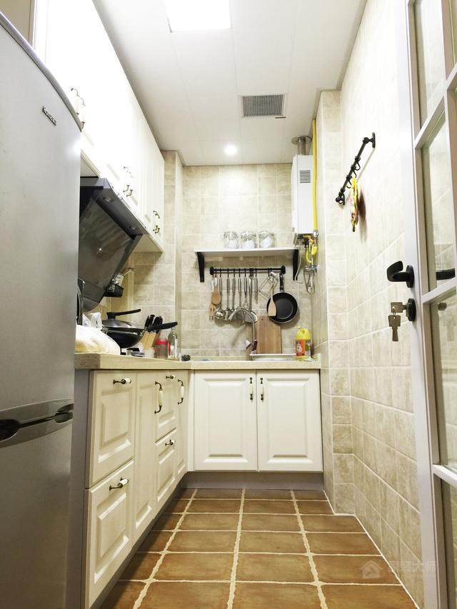 美式风格厨房白色橱柜展示图