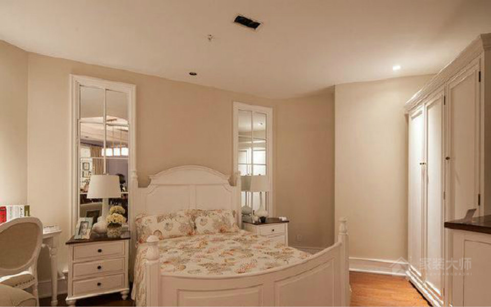美式风格卧室白色床头柜图片