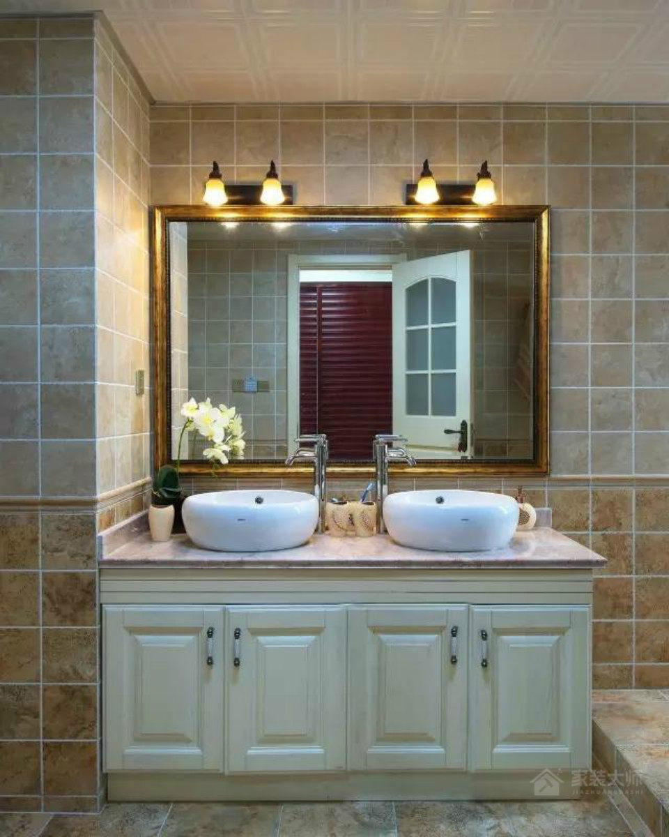 美式风格卫生间白色浴室柜展示图