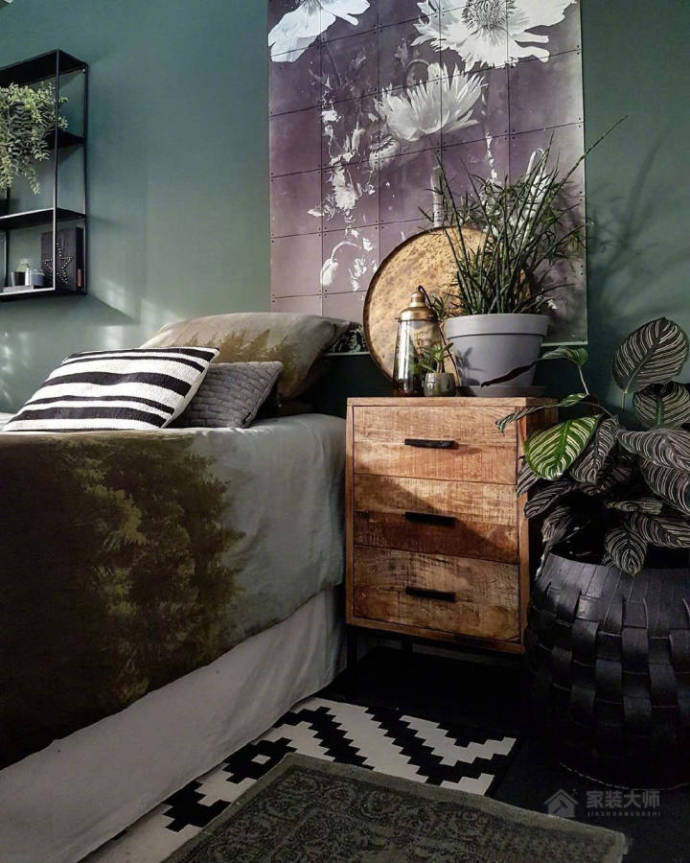北欧风卧室木质床头柜图片
