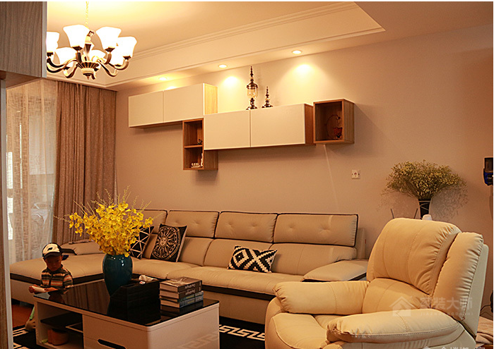 现代温馨客厅米色沙发图片