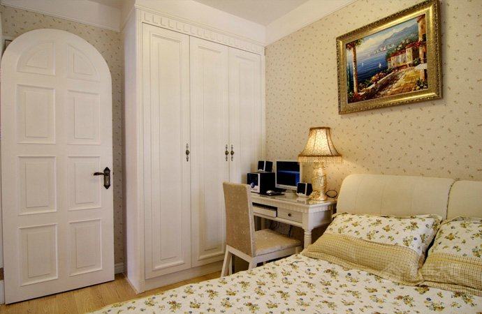 卧室纯白色平开门实木衣柜图片