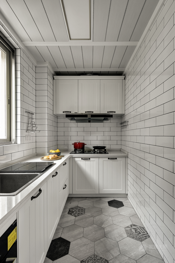 北欧风纯白色调L型厨房效果图