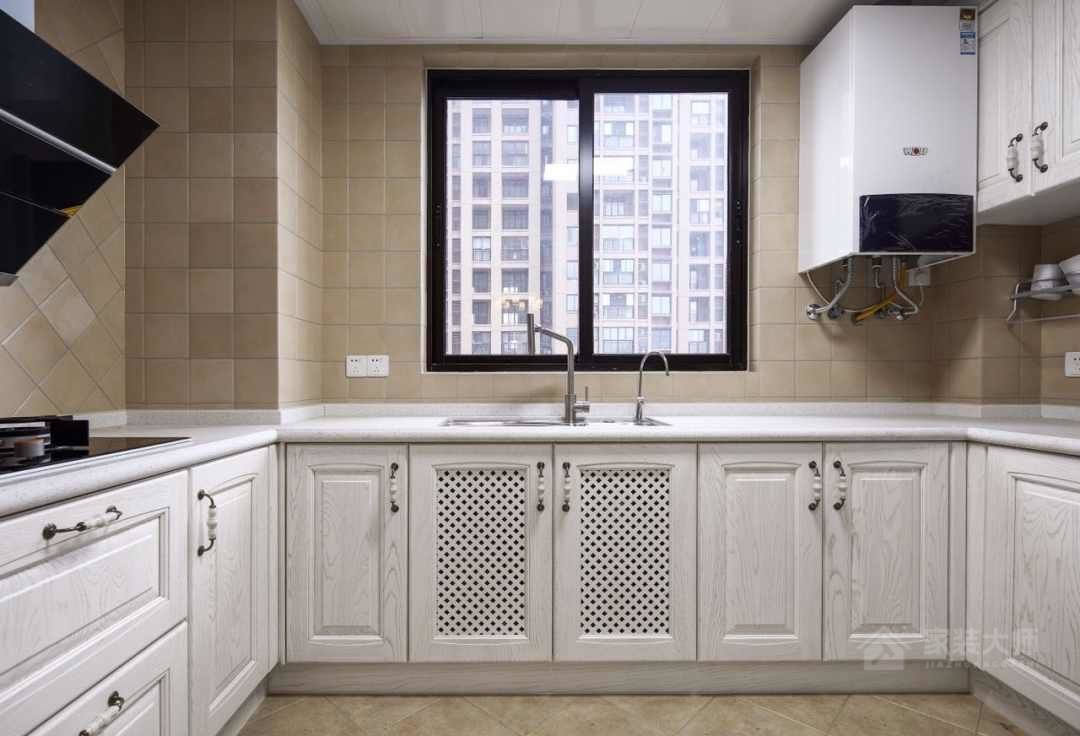 美式設計廚房白色木櫥柜圖片