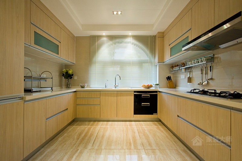 現代簡約風廚房原木色實木櫥柜裝修效果圖